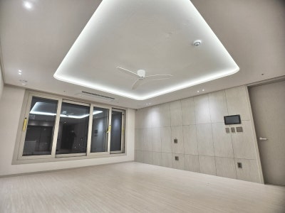 몰딩 있는 우물과 무몰딩 우물 모서리 비교 — 끊김 없는 LED 처리